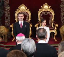 Sus Majestades los Reyes ocupan su lugar en el Salón del Trono del palacio Real de Madrid