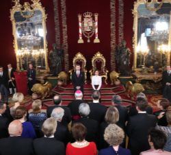 Sus Majestades los Reyes ocupan su lugar en el Salón del Trono del palacio Real de Madrid