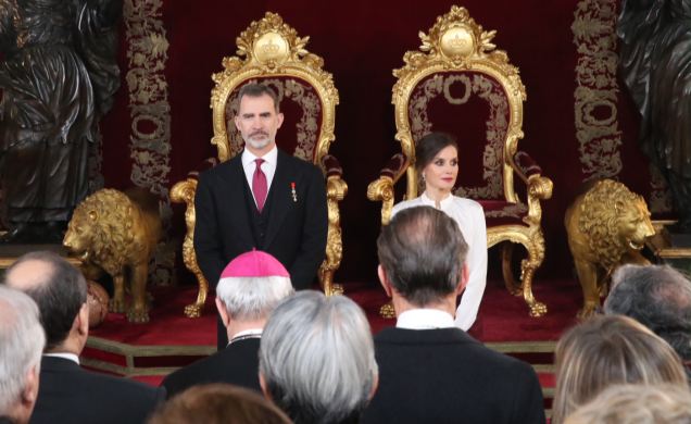 Sus Majestades los Reyes ocupan su lugar en el Salón del Trono del palacio Real de Madrid