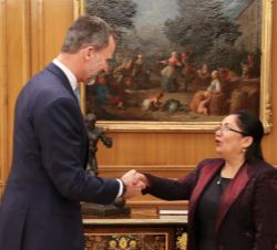 Su Majestad el Rey recibe el saludo de la presidenta del Parlamento Centroamericano, diputada Irma Amaya Echeverría