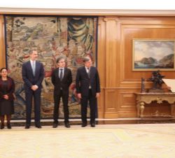 Su Majestad el Rey durante la lectura de la Orden y Condecoración del Parlamento Centroamericano “Francisco Morazán” en el Grado de Gran C