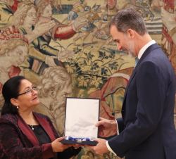 La presidenta del Parlamento Centroamericano, diputada Irma Amaya Echeverría, hace entrega a Don Felipe de la Orden y Condecoración del Parlamento Cen