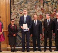 Su Majestad el Rey con la Condecoración del Parlamento Centroamericano y junto a la presidenta del Parlamento Centroamericano, diputada Irma Amaya Ech