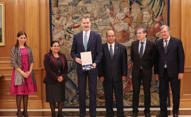 Su Majestad el Rey con la Condecoración del Parlamento Centroamericano y junto a la presidenta del Parlamento Centroamericano, diputada Irma Amaya Ech