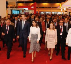 Sus Majestades los Reyes durante su recorrido por FITUR