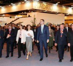 Sus Majestades los Reyes a su paso por el expositor de Madrid