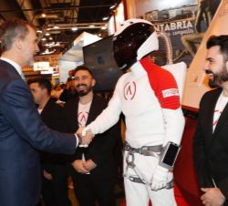 Su Majestad el Rey recibe el saludo de un robot durante su recorreido por FITUR