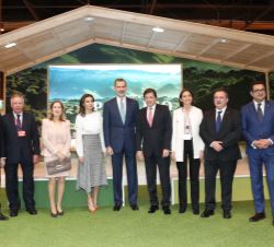 Fotografía de grupo de Sus Majestades los Reyes en el expositor de Asturias