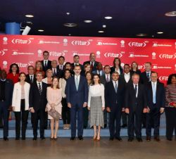 Fotografía de grupo de Sus Majestades los Reyes con los ministros de Turismo y altas personalidades extrajeras