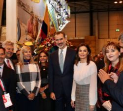 Sus Majestades los Reyes en el expositor de Colombia