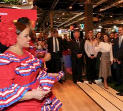 Sus Majestades los Reyes en el expositor de República Dominicana, país invitado de este año