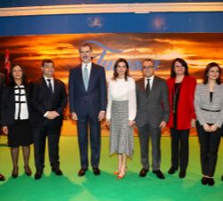 Fotografía de grupo de Sus Majestades los Reyes en el expositor de Túnez