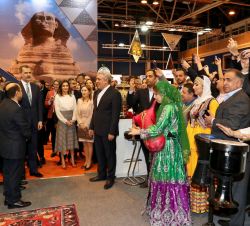 Sus Majestades los Reyes en el expositor de Irán, donde fueron recibidos por el vicepresidente de la Repúbica Islámica de Iran y su embajador en Españ