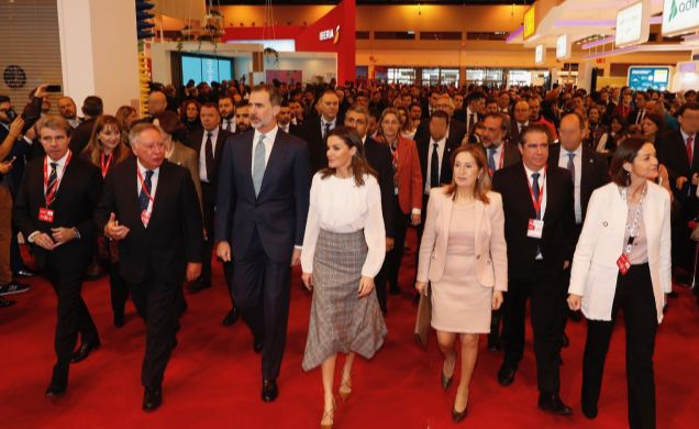 Sus Majestades los Reyes durante su recorrido por FITUR