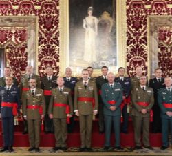Su Majestad el Rey junto al grupo de Generales de Brigada y Contralmirante