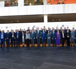 Su Majestad el Rey junto a los asistentes al II Foro Global de Gobiernos Locales