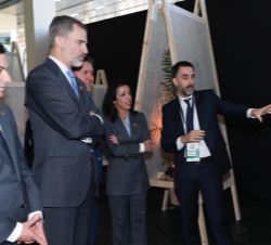 Don Felipe durante su vista a la exposición