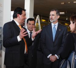 Don Felipe durante su vista a la exposición