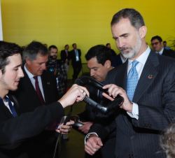 Don Felipe durante su vista conversa con uno de los expositores