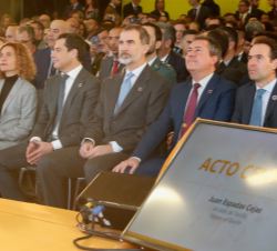 Su Majestad el Rey, en el Plenario, momentos antes del inicio del II Foro Global de Gobiernos Locales