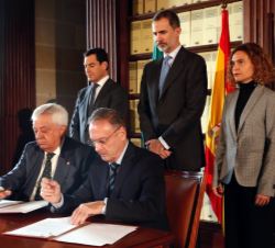 Su Majestad el Rey durante la firma del convenio de colaboración entre la Cámara de Comercio, Industria, Servicios y Navegación de Sevilla, el Ministe