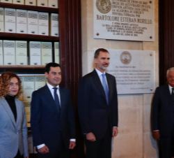 Don Felipe junto al presidente de la Junta de Andalucía y la ministra de Política Territorial y Función Pública, tras decubrir una placa conmemorativa