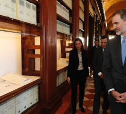 Don Felipe durante la visita a la exposición