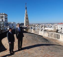 Don Felipe junto al presidente de la Junta de Andalucía en la terraza del Archivo General de Indias de Sevilla