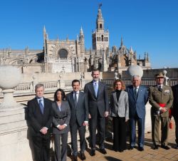 Su Majestad el Rey con las autoridades asistentes al acto