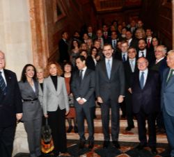 Fotografía de grupo con Su Majestad el Rey y las autoridades asistentes al acto y personal del Archivo General de Indias de Sevilla