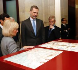 Don Felipe durante la visita al Archivo General de Indias de Sevilla