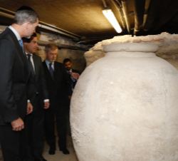 Don Felipe durante la visita al Archivo General de Indias de Sevilla