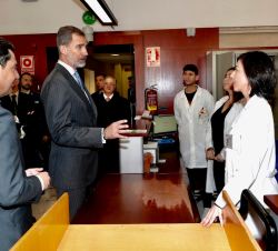 Don Felipe durante la visita conversa con trabajadores del Archivo General de Indias de Sevilla