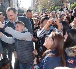 Don Felipe con las personas que le esperaban a la finalización del acto