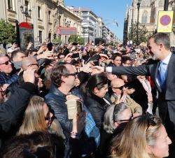Don Felipe recibe el saludo de las personas que le esperaban a la finalización del acto