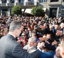 Don Felipe recibe el saludo de las personas que le esperaban a la finalización del acto