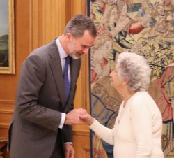 Su Majestad el Rey recibe el saludo de la Sra. Annette Cabelli