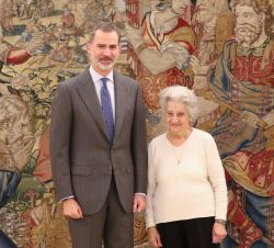 Don Felipe, acompañado de la Sra. Annette Cabelli