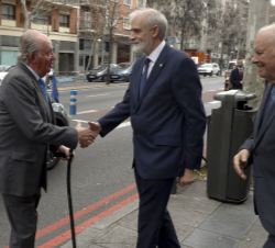 Su Majestad el Rey recibe el saludo de Julio Luis Martínez, Rector Magnífico de la Universidad Pontificia de Comillas - ICADE