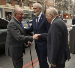 Don Juan Carlos es saludo por Enrique V. Iglesias, autor del libro "Las Cumbre Iberoamericanas. Una contribución a su Historia"