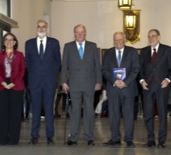 Don Juan Carlos acompañado de Rebeca Grynspan, Secretaria general Iberoamericana; Javier Solana, Julio Luis Martínez y Enrique V. Iglesias