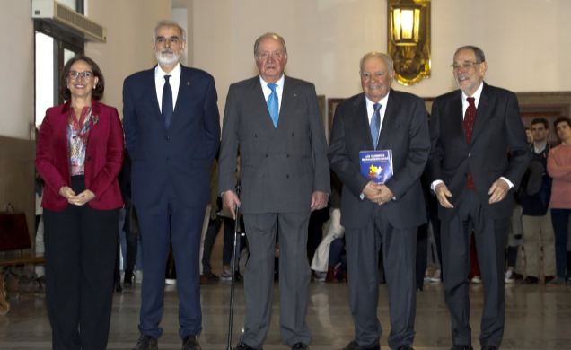 Don Juan Carlos acompañado de Rebeca Grynspan, Secretaria general Iberoamericana; Javier Solana, Julio Luis Martínez y Enrique V. Iglesias