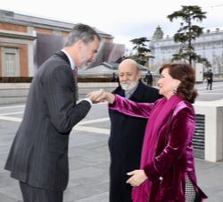 A su llegada, Su Majestad el Rey recibe el saludo de la vicepresidenta del Gobierno y ministra de la Presidencia, Relaciones con las Cortes e Igualdad