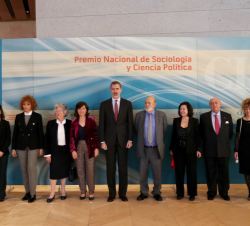 Su Majestad el Rey junto a las autoridades, la premiada y los miembros del jurado del Premio Nacional de Sociología y Ciencia Política 2018