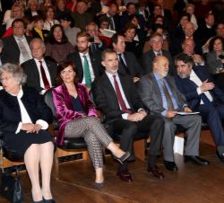 Don Felipe ocupa su lugar en la primera fila del auditorio
