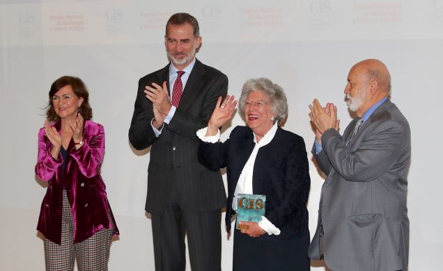 Su Majestad el Rey durante la entrega del Premio Nacional de Sociología y Ciencia Política 2018 a María Ángeles Durán