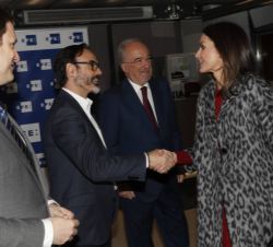 Su Majestad la Reina recibe el saludo del presidente de la Agencia EFE y vicepresidente primero de Fundéu BBVA, Fernando Garea