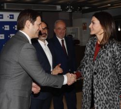 Su Majestad la Reina recibe el saludo del director de Comunicación de BBVA y vicepresidente segundo de Fundéu BBVA, Paul Tobin