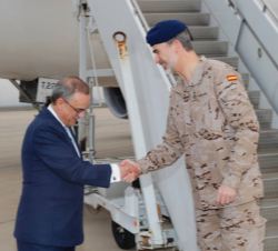 Su Majestad el Rey es recibido a su llegada al Aeropuerto Internacional de Bagdad por el Embajador de España en Irak, Juan José Escobar Stemman