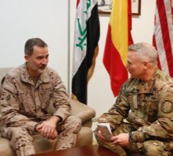 Don Felipe durante la entrevista mantenida con el Comandante de la Combined Joint Task Force-Operation Inherent Resolve, teniente general (EEUU), Paul